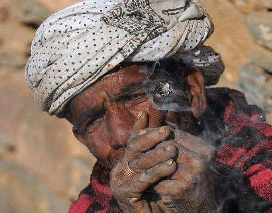 通常都是娶了老婆让她们在家做家务,自己就走出去抽大烟尬聊