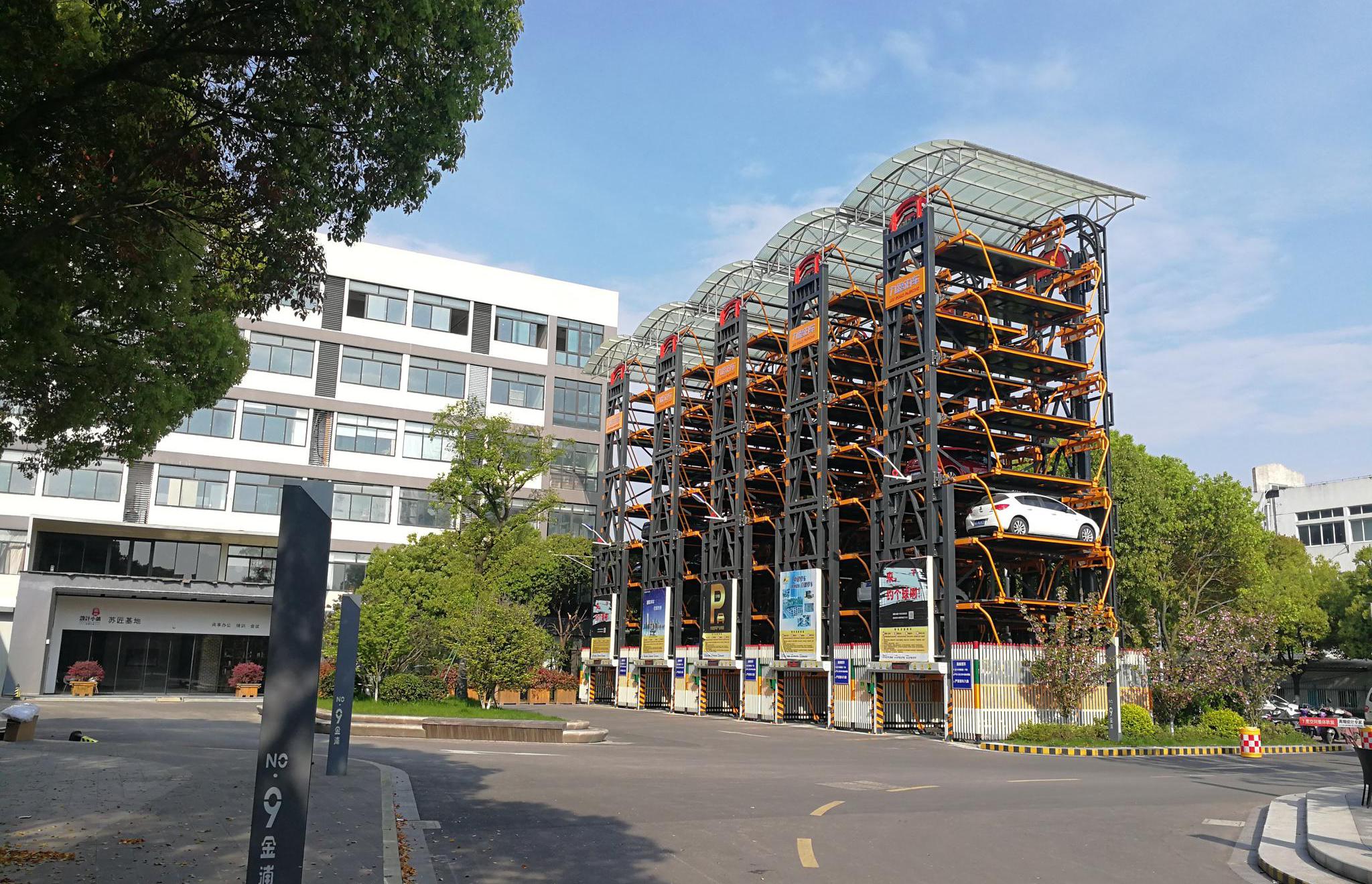 停车场由5组16车位的垂直循环立体车库组成,并能实现自动支付,无人