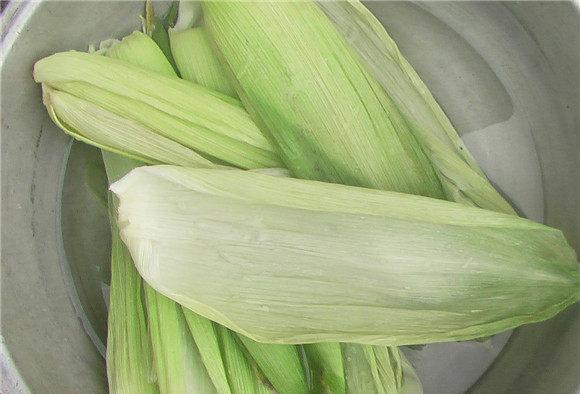 老婆用玉米叶包的粽子,我也是第一次见,没想到还出乎意料的好吃|玉米