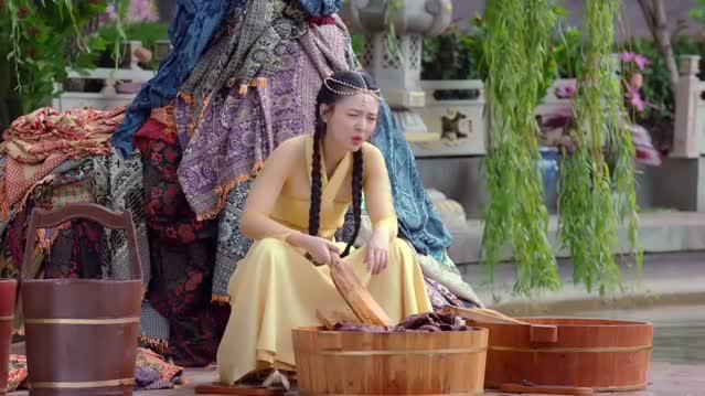 小宫女竟被心机女要求要微笑着洗衣服,还好王子给她送好吃的来了