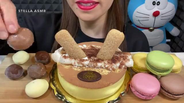 美女试吃:梦龙巧克力脆皮冰淇淋球,法式马卡龙,提拉米苏蛋糕