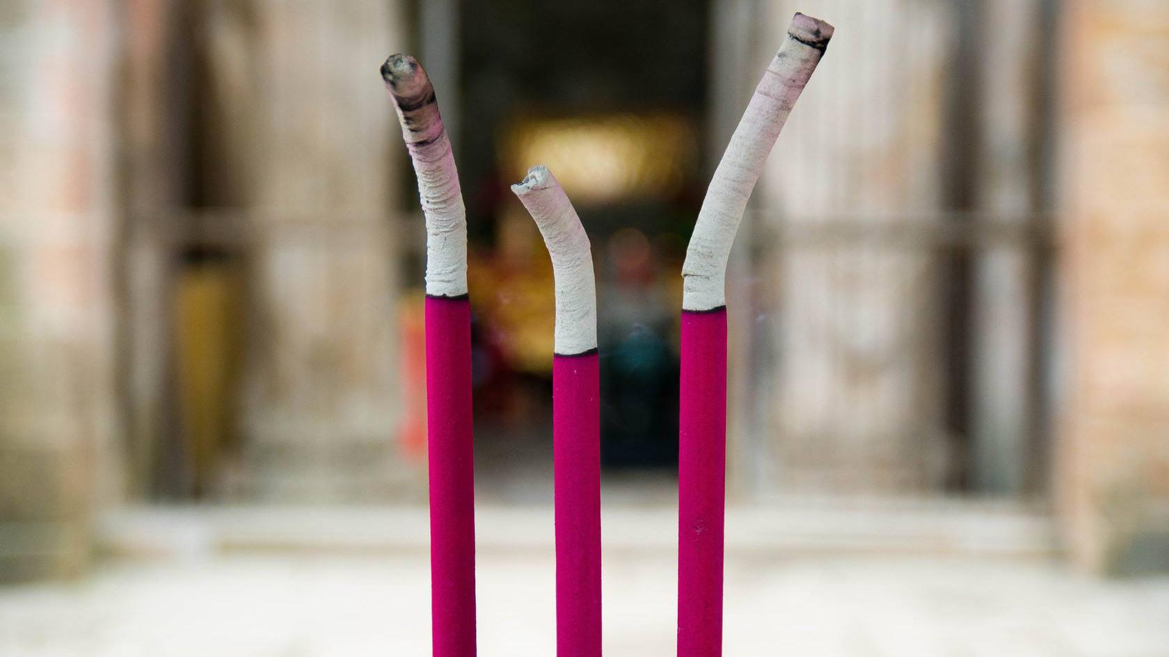 人们烧香拜佛的时候,为什么大多只烧三根?这三根香有什么讲究?