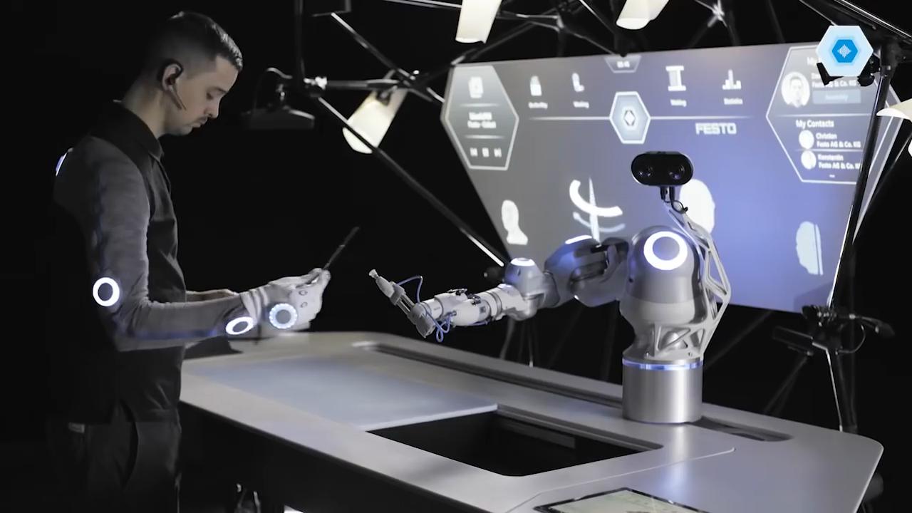 德国发明机器人工作台人与机器完美配合工作效率翻倍