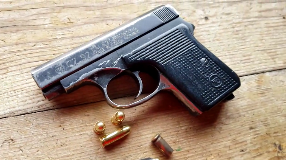 这支捷克cz92式袖珍手枪有些年头了,都开始掉色了