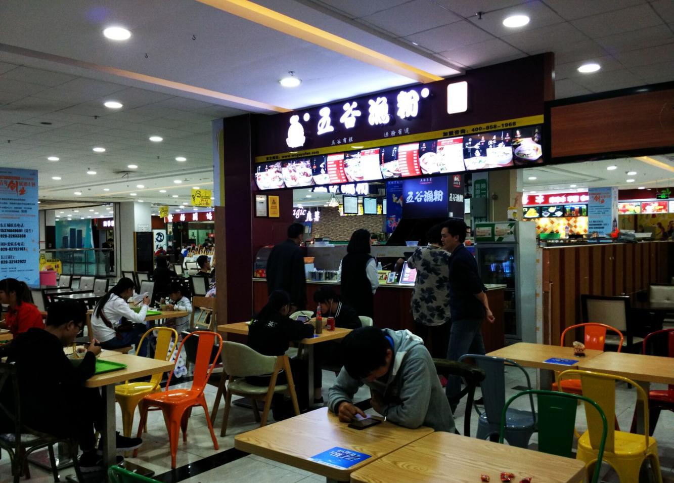 商场店铺冷清的可怕, 连国美都变小吃店, 你多久没逛商场了