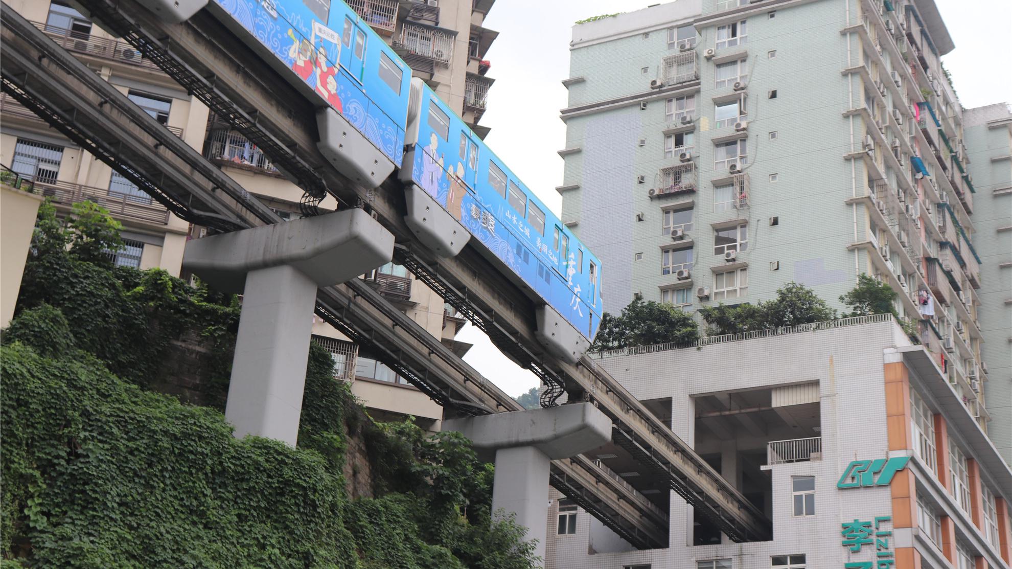 中国唯一轻轨穿楼奇景,重庆李子坝站空中列车穿楼而过,闻名中外