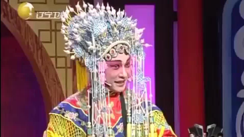 男子表演评戏《花为媒》选段，青衣扮相惊艳众人！_新浪新闻