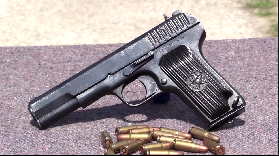 托卡列夫tt-33手枪,弹匣容弹量8发,户外靶场射击测试!
