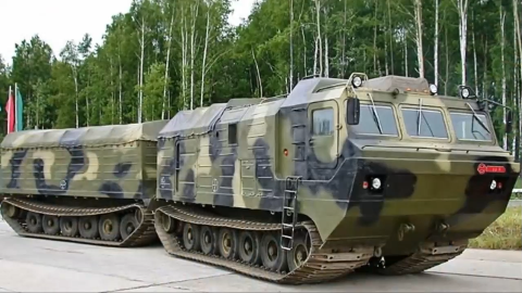 这才是军用运输车呢简直无视地形随便溜达