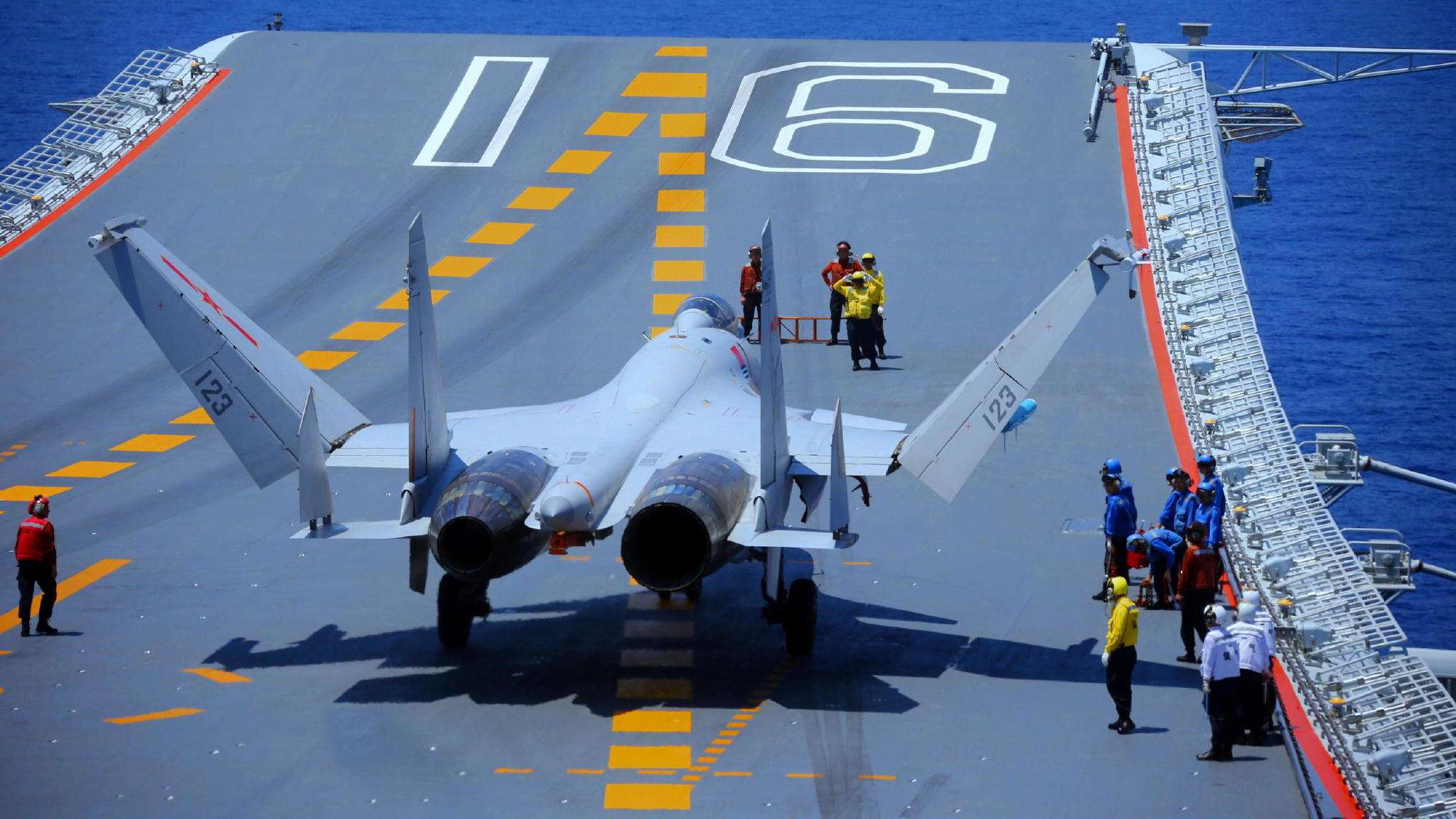 中国海军辽宁舰上的原声视频,歼15舰载战斗机