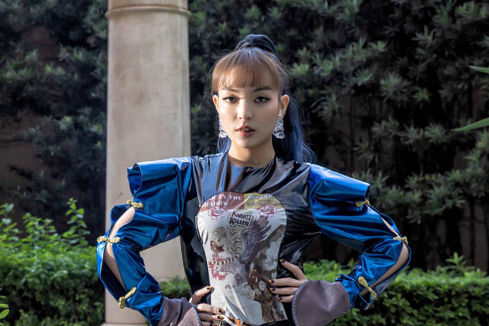 vava毛衍七"撕漫"造型搭配紫色长马尾 玩媚亮相2019tmea盛典