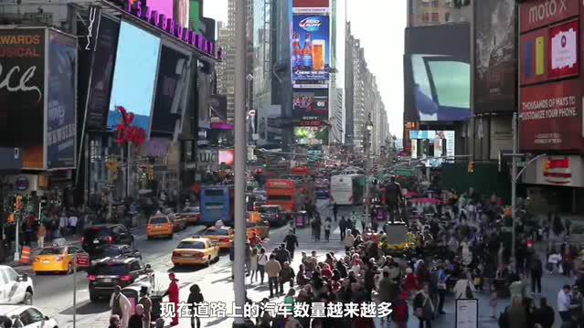 美女在路边招了招手,轿车司机就悲剧了,监控拍