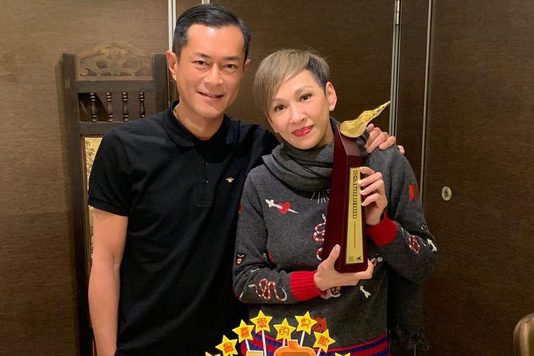 吴君如和12岁女儿像闺蜜般逛街 母女俩如饼印一样