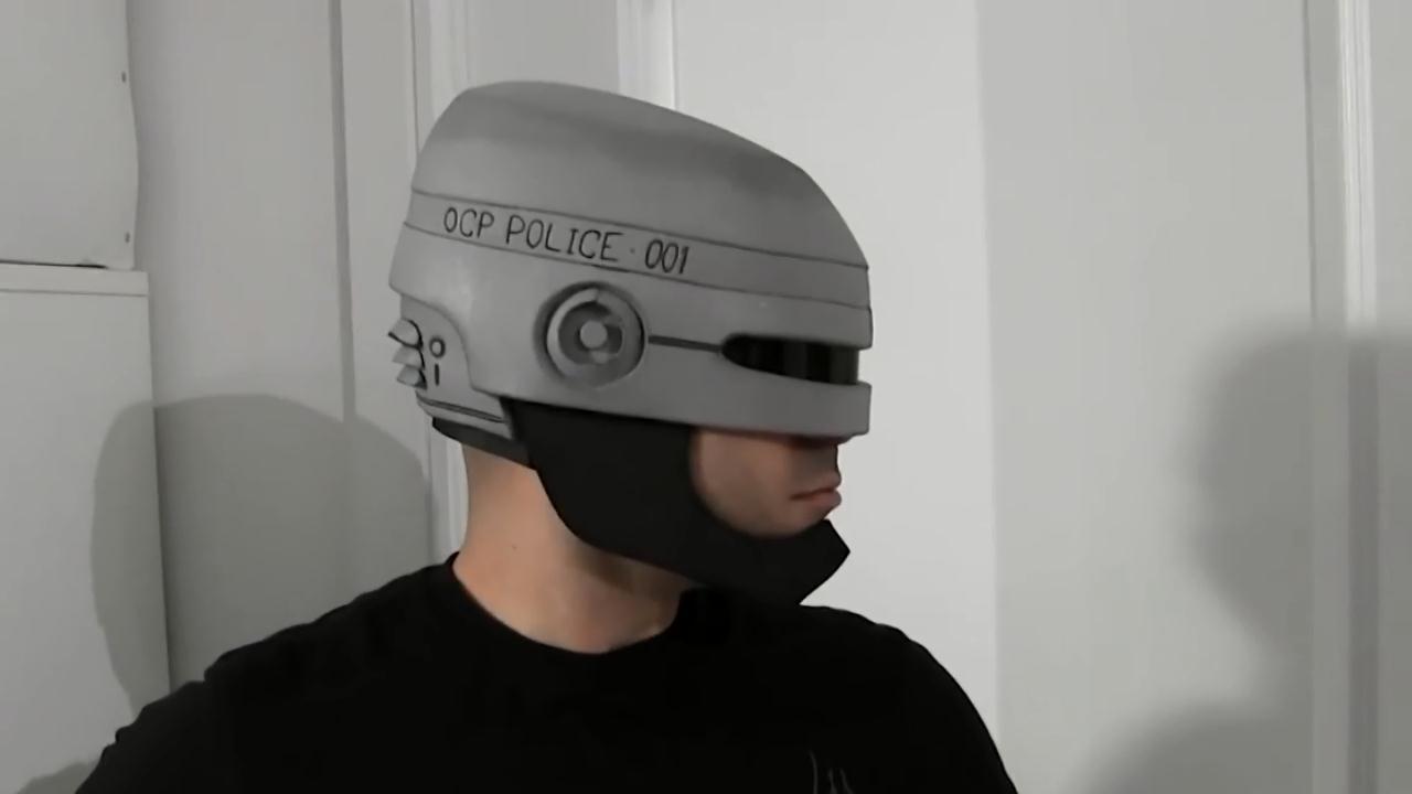 牛人打造机械战警头盔还原度很高