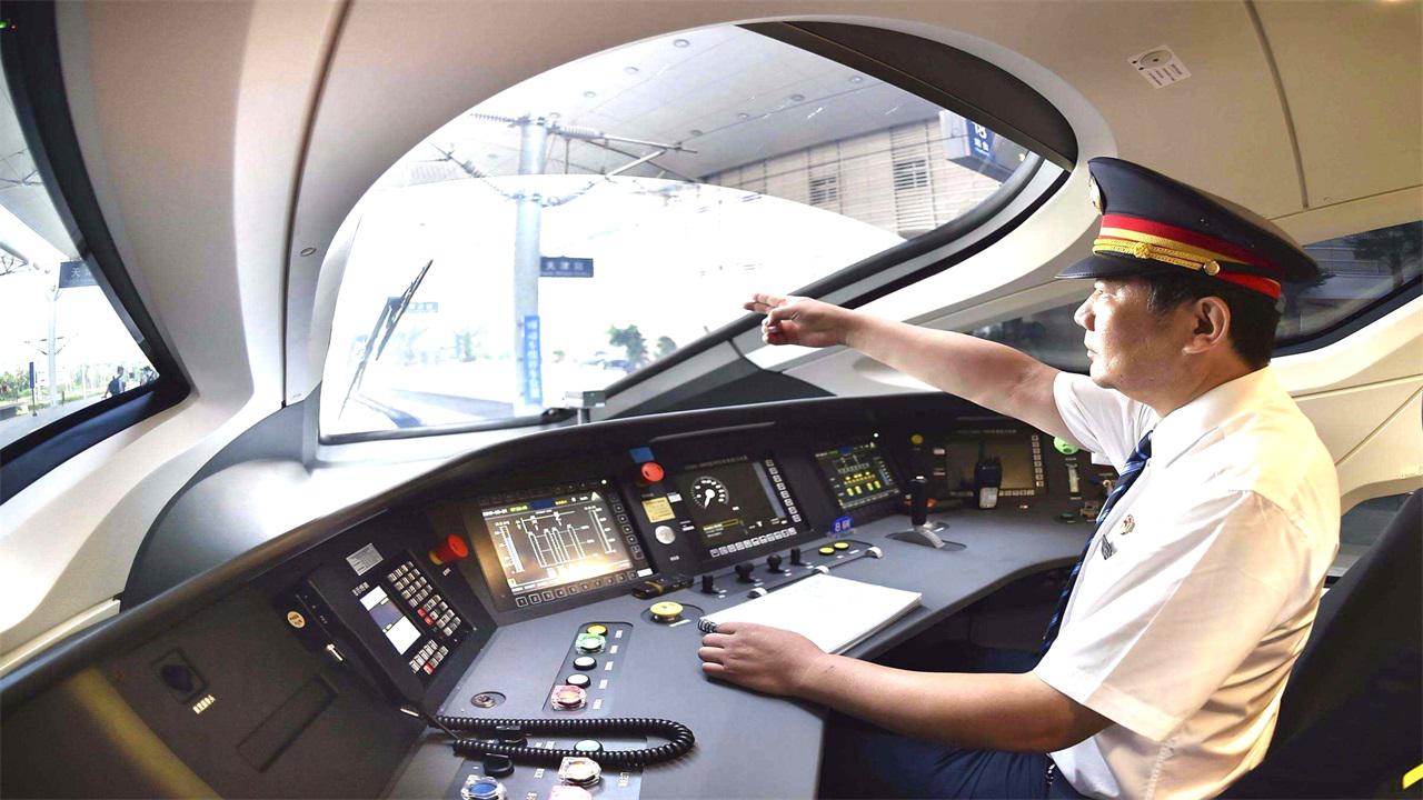 高铁的司机只有一个人,他们是如何上厕所的?你们有想过吗?