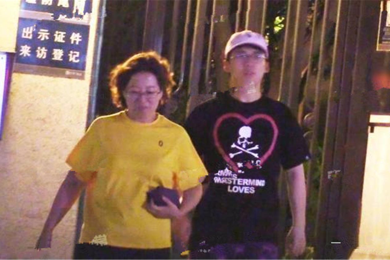 郭麒麟回天津老家,看望母亲胡中惠,郭德纲前妻长相首次曝光!|胡中惠|郭德纲|郭麒麟_新浪新闻