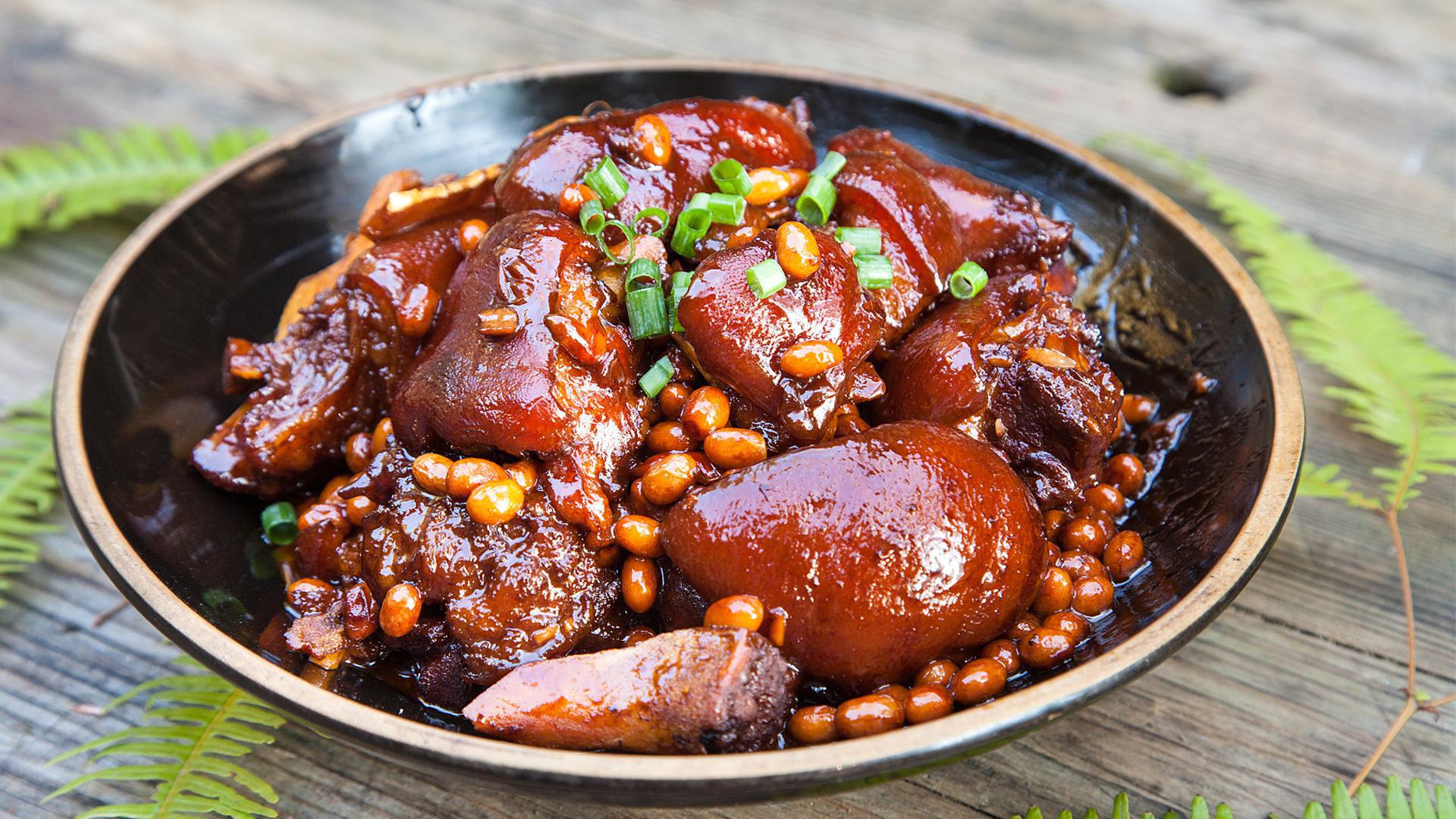 黄豆焖猪蹄,红烧猪蹄时加点黄豆一起炖,味道大不一样