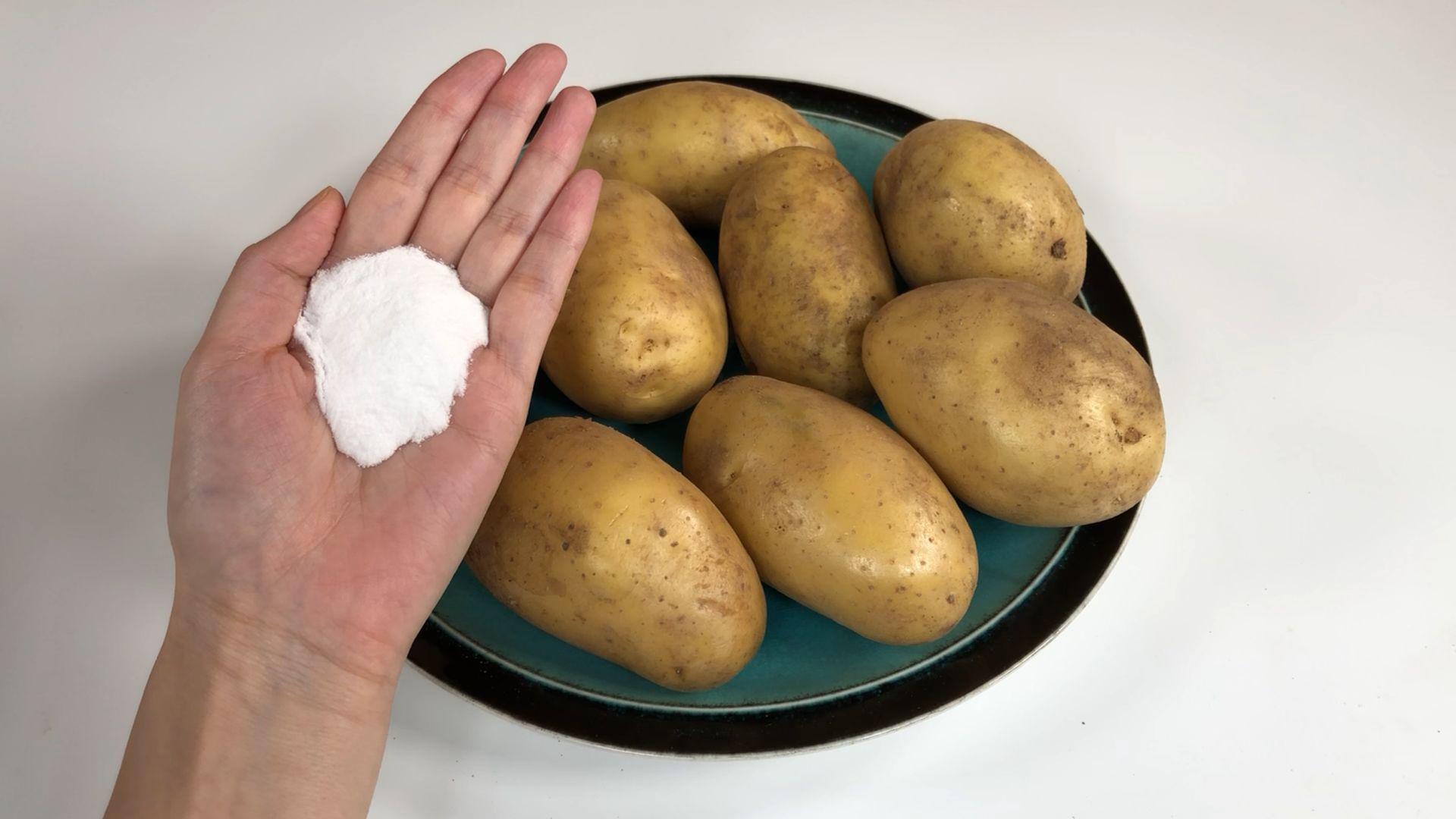 原来保存土豆这么简单,只需撒一把,不发芽不干瘪,放半年也不坏