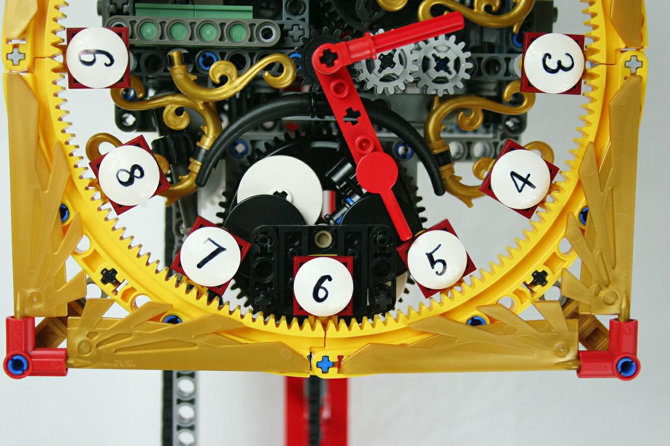 用乐高零件制作的挂钟,足有1米长的钟摆,你家缺时钟吗?