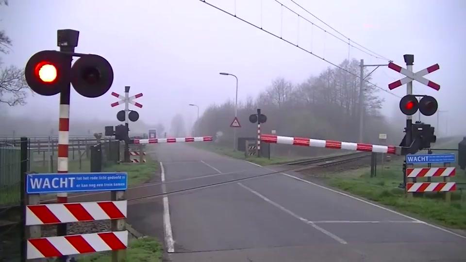 荷兰铁路道口,还真是特别,火车经过瞬间更是惊艳