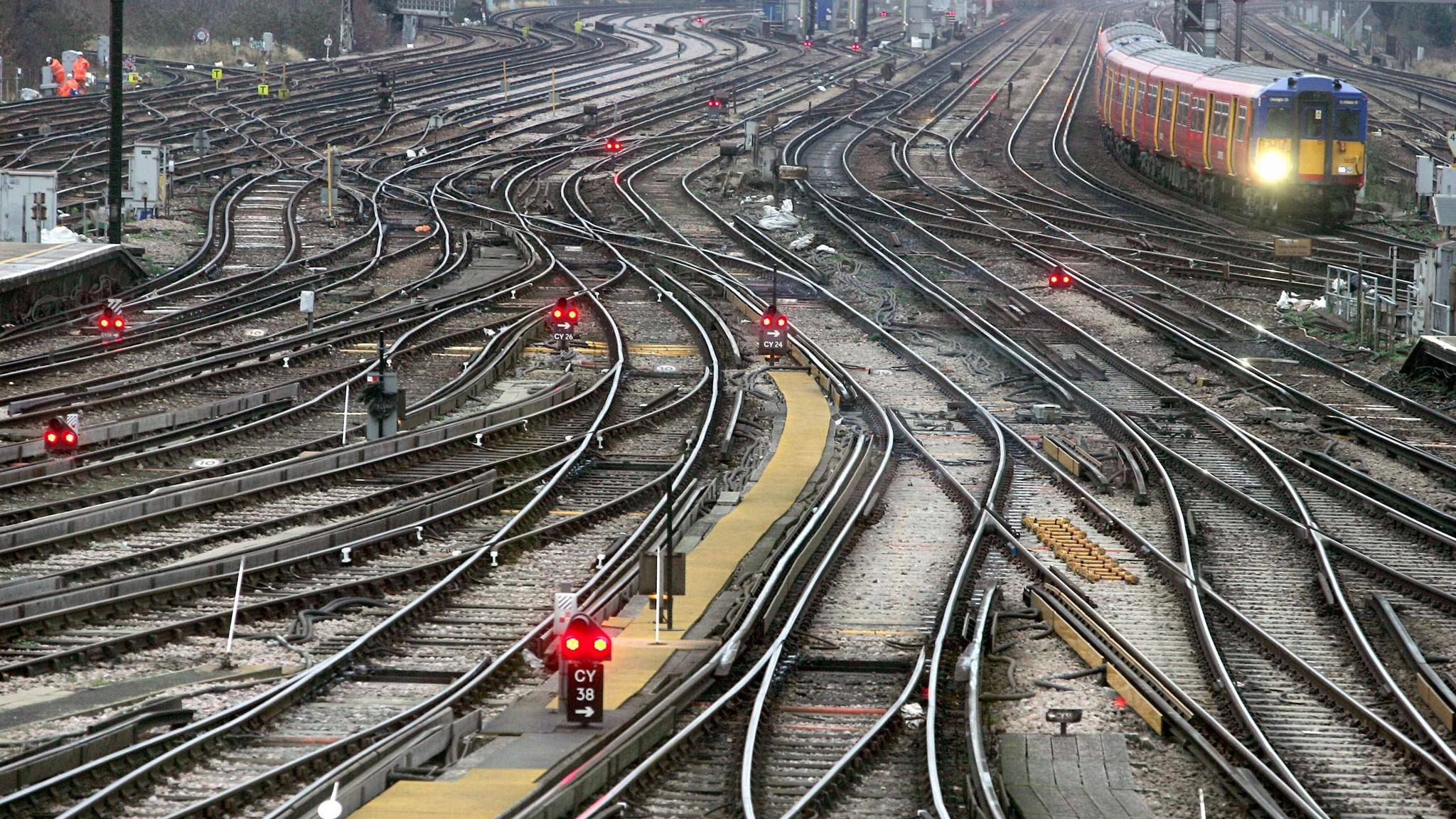 全球最大铁路站在中国,有100多条交叉轨道,跑错一条就是灾难
