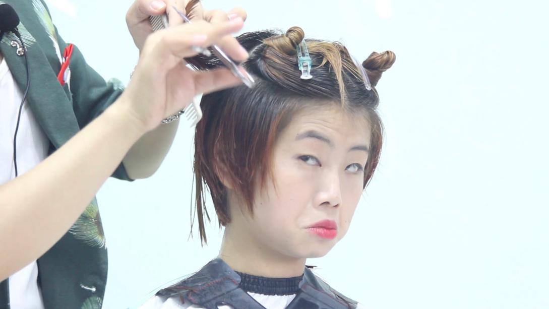 专业美发导师请女生剪流行短发,模特却全程上演表情包
