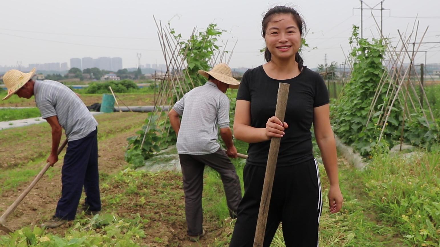 为了养家糊口不容易啊,村姑边干活边唱《在外打工思故乡》