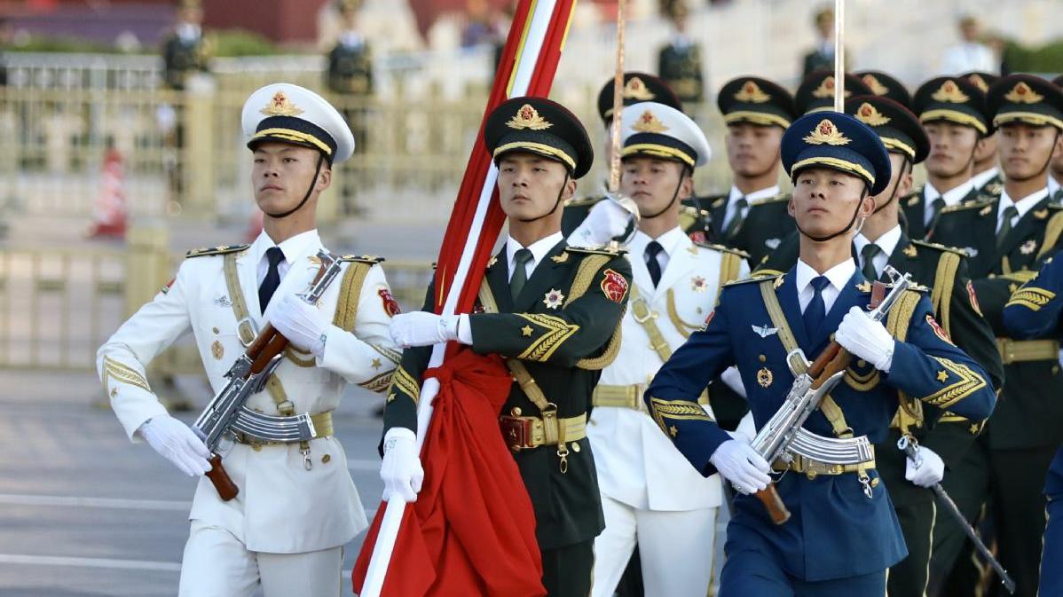 解放军三军仪仗队执行降旗仪式,观看游客热情迎来又目送离开!