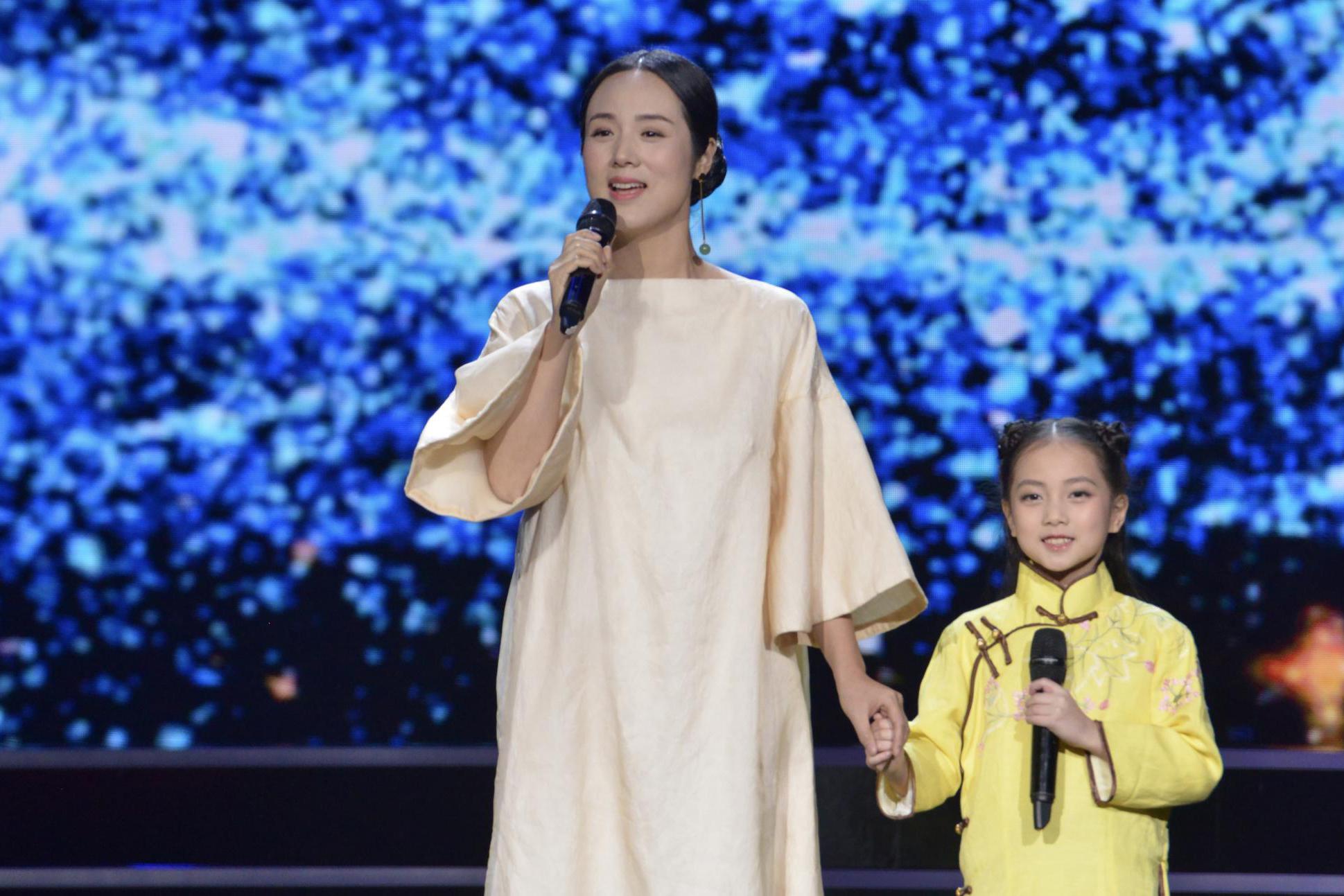 歌唱家哈辉牵着我娃儿上春晚,款款演唱国学经典