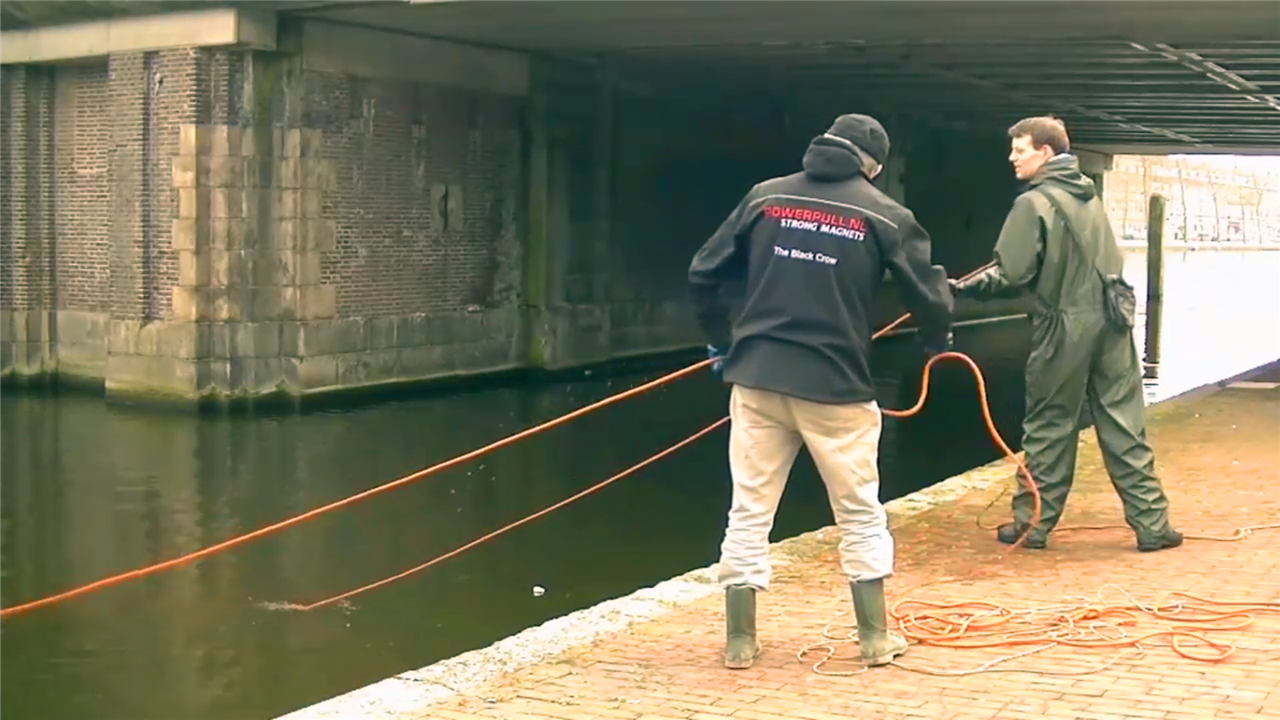 外国大爷用磁铁打捞,吸上来不少好家伙,真是让人意外