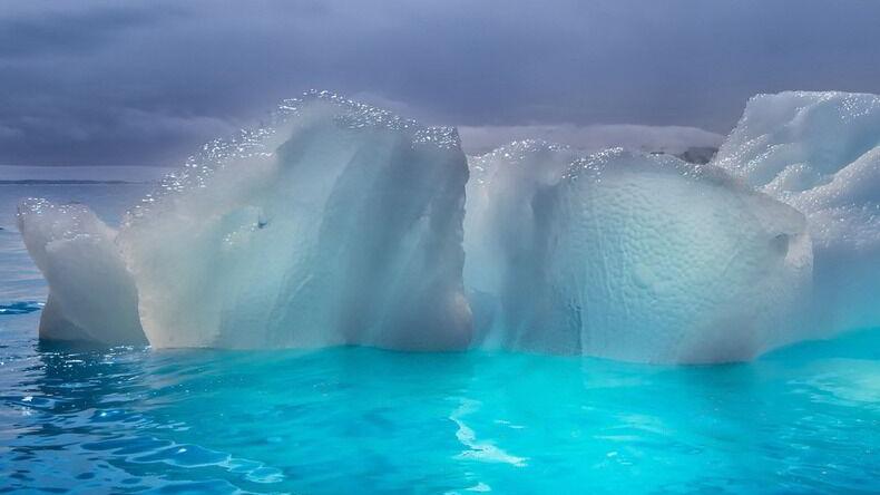 地球上的水几亿年了还没变质，为什么矿泉水却很快过期？