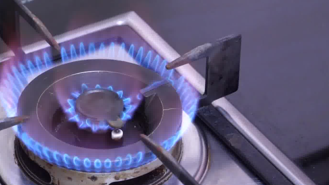 燃气灶火焰发红又费时没想到这样处理一下每个月能节省不少钱