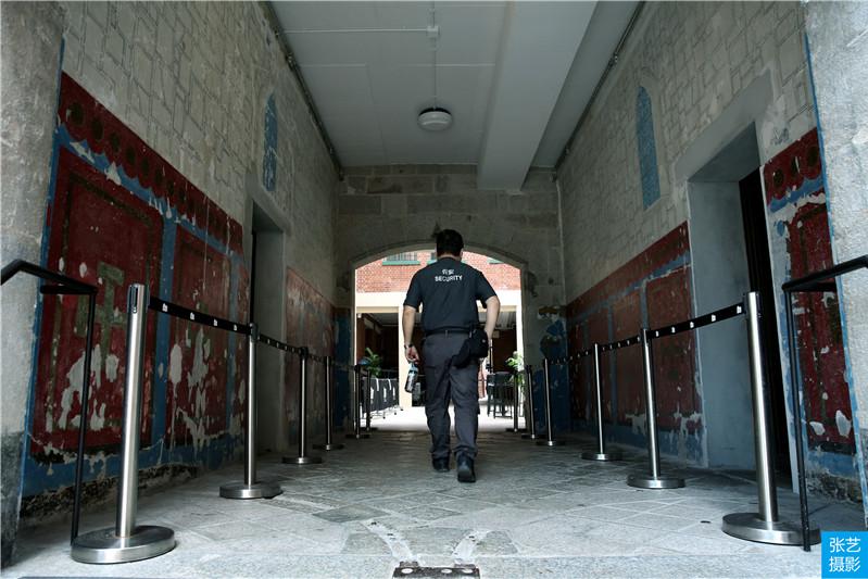 香港大馆百年前监狱：华人囚犯施以鞭刑，欧洲囚犯则可豁免|域多利监狱|中环_新浪新闻