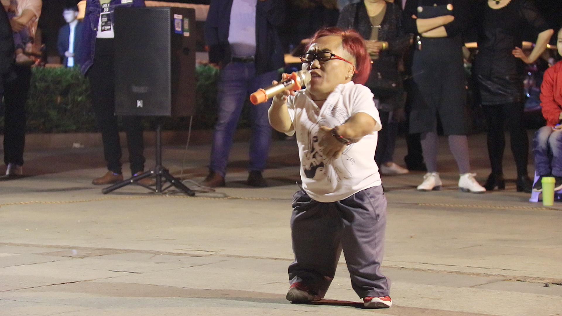 江西侏儒人,高唱一曲《闯天涯》闯出一片天