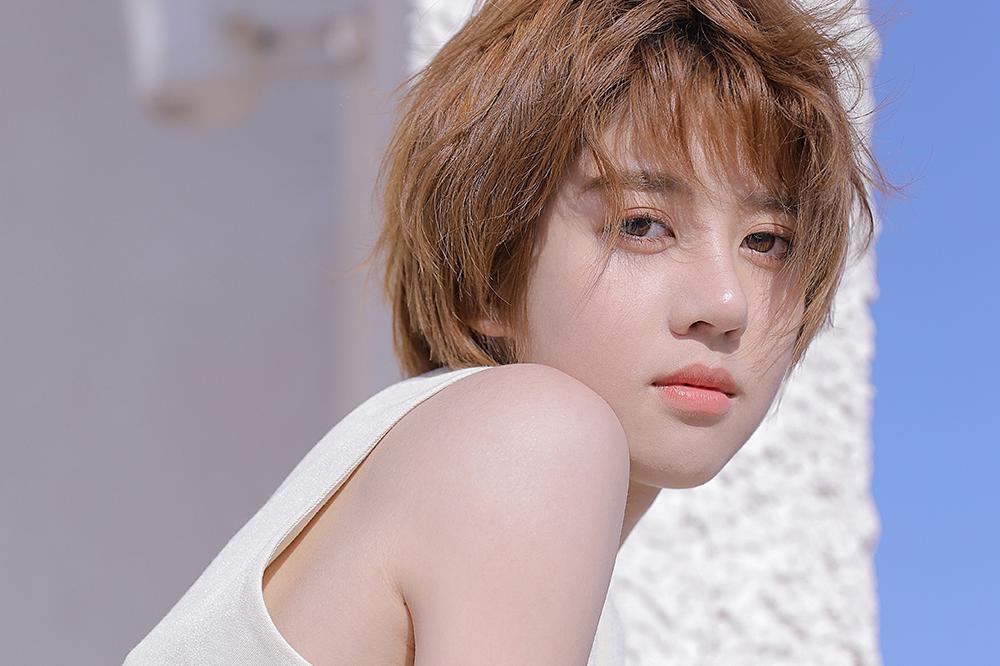 李凯馨檀棕发色写真 清新灵动展现少女独有魅力|李凯馨|写真|少女_新浪新闻
