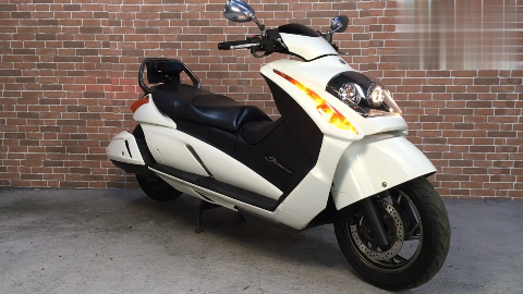 外号太空船排量250这辆铃木踏板车不是一般的酷