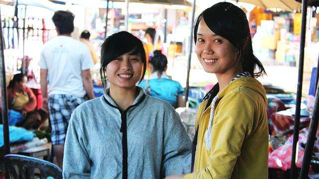 中国小伙去老挝旅行被知道是中国人后大妈非要把女儿嫁给他