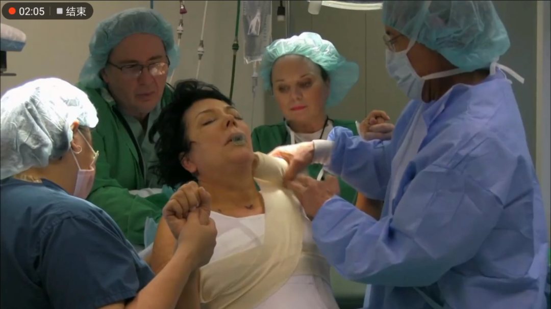 卡戴珊妈妈手术过程曝光,时隔23年再做隆胸,真是令人佩服