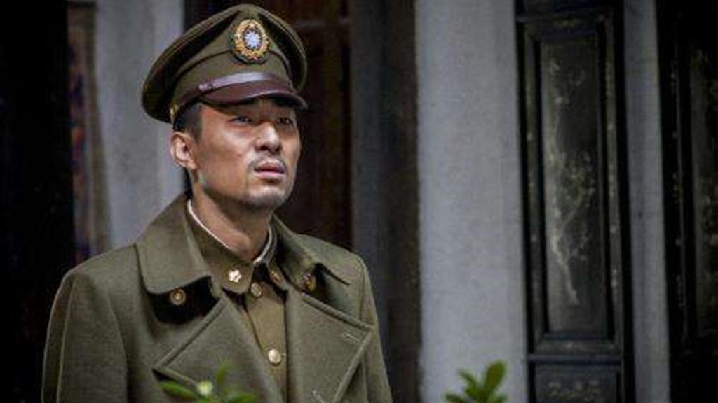 国民党高级军官为何都披着一个大氅?原来是楚王好细腰宫中多饿死