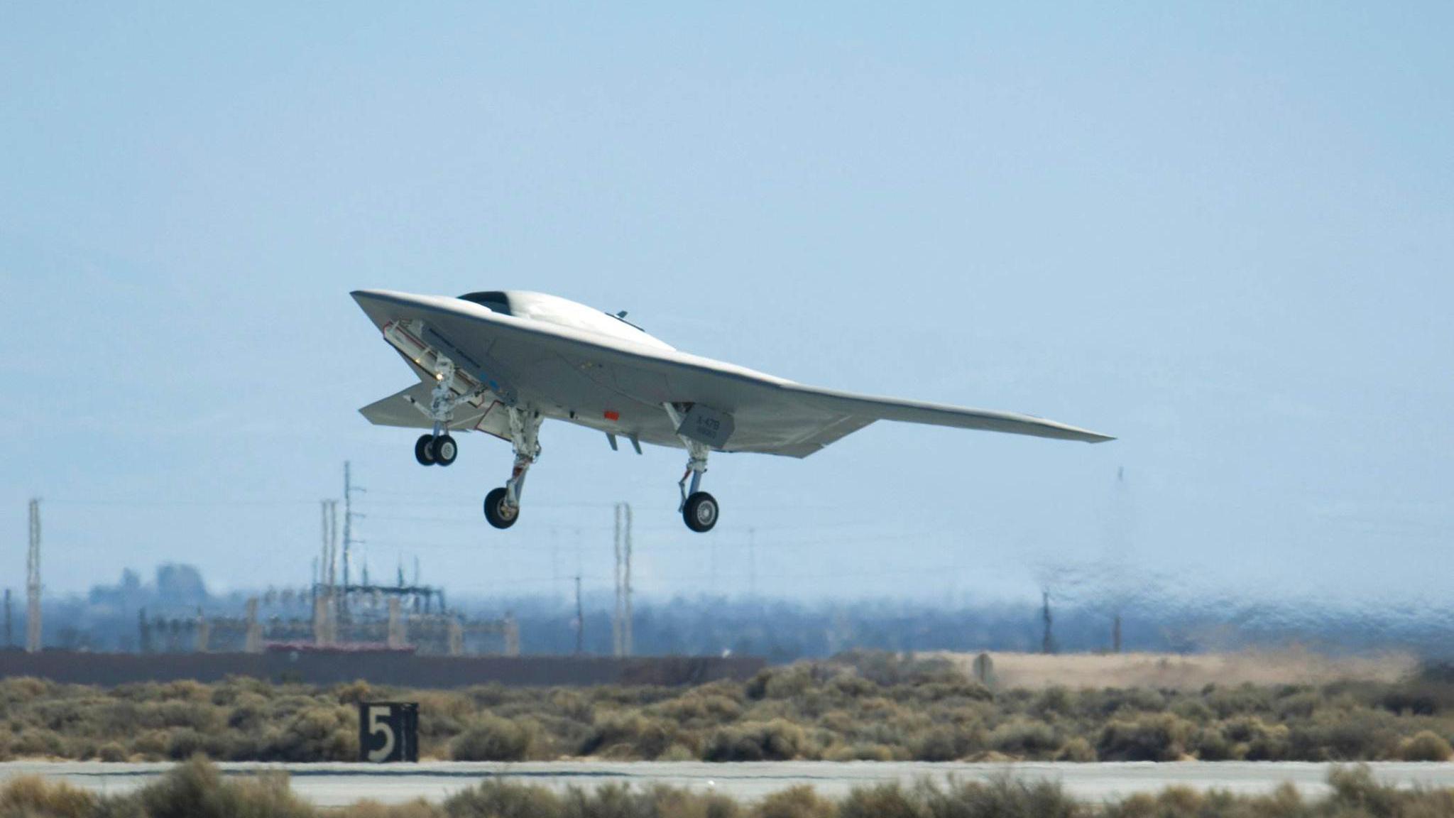 美军x-47b无人机超清飞行画面,完全由电脑操纵的隐形无人轰炸机