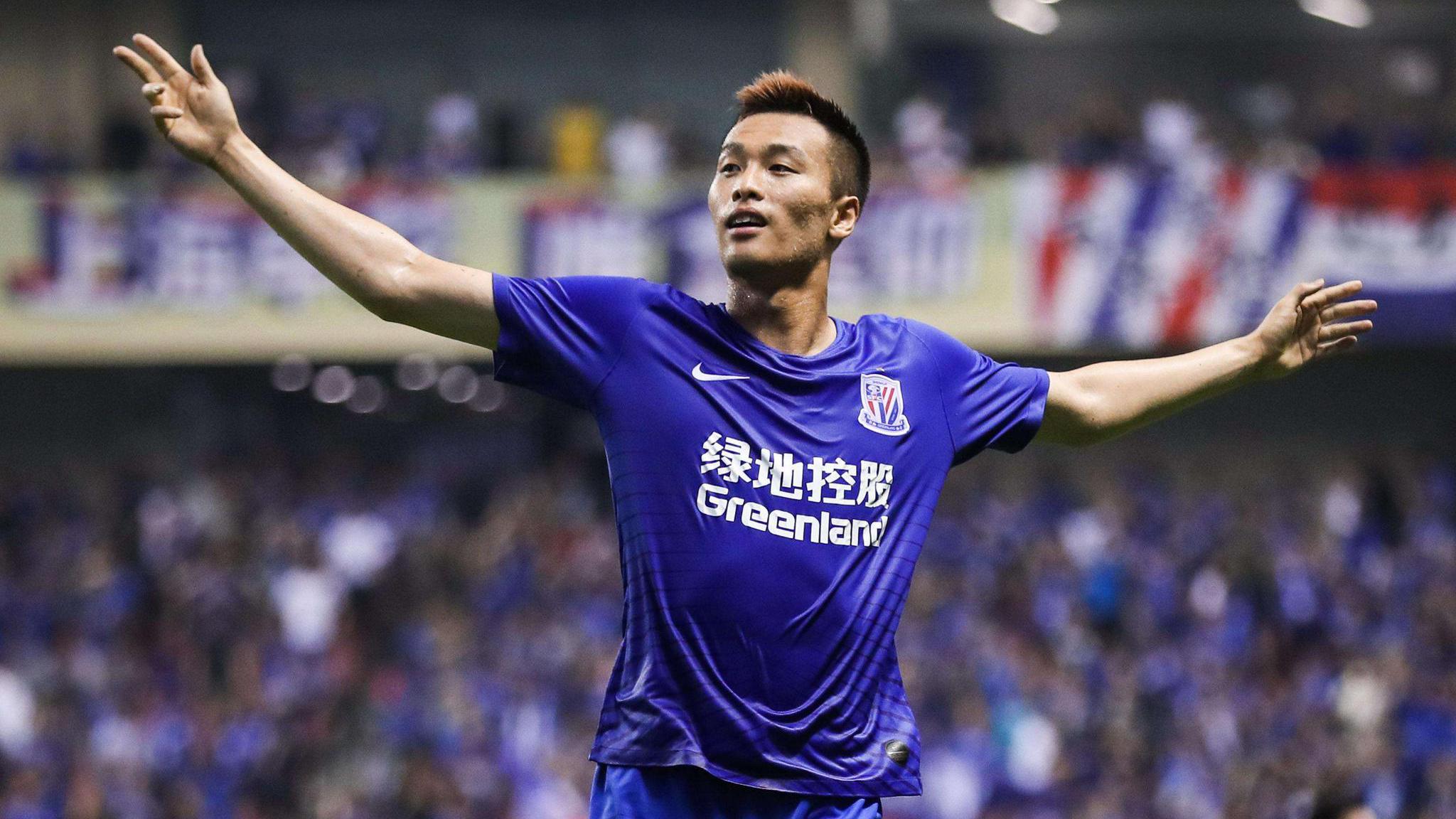 再添一名新援!韩国球员金信煜抵达上海,与申花球迷热情合影!