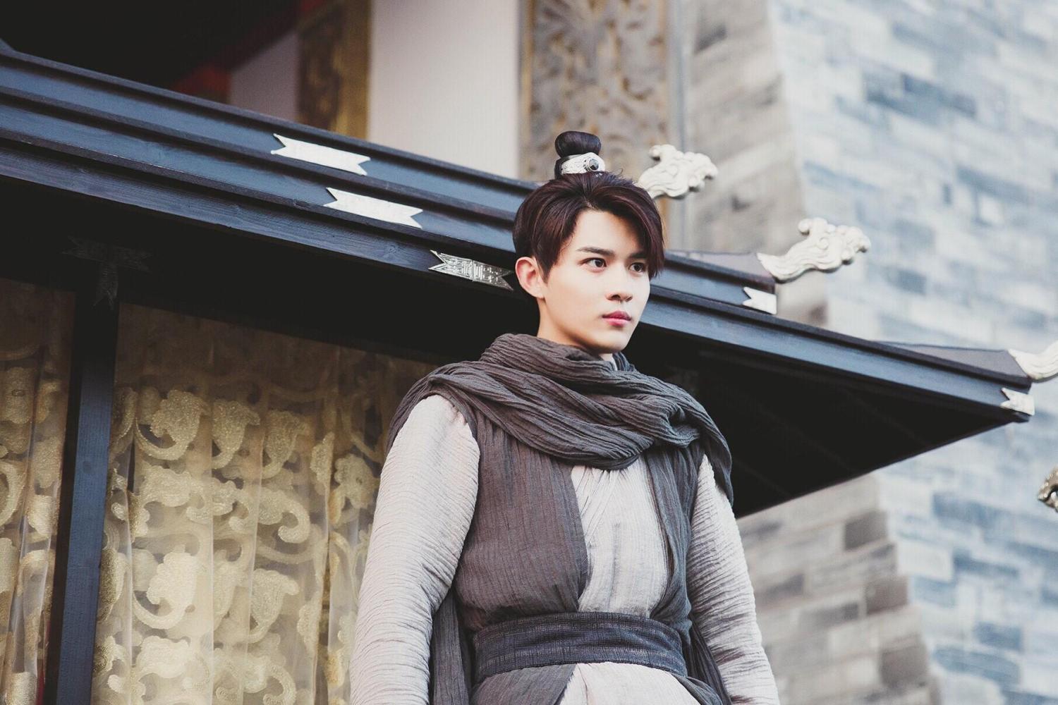 蒙恩荣获某榜冠军!爱自拍的白色系少年,却最苦恼下雨天?