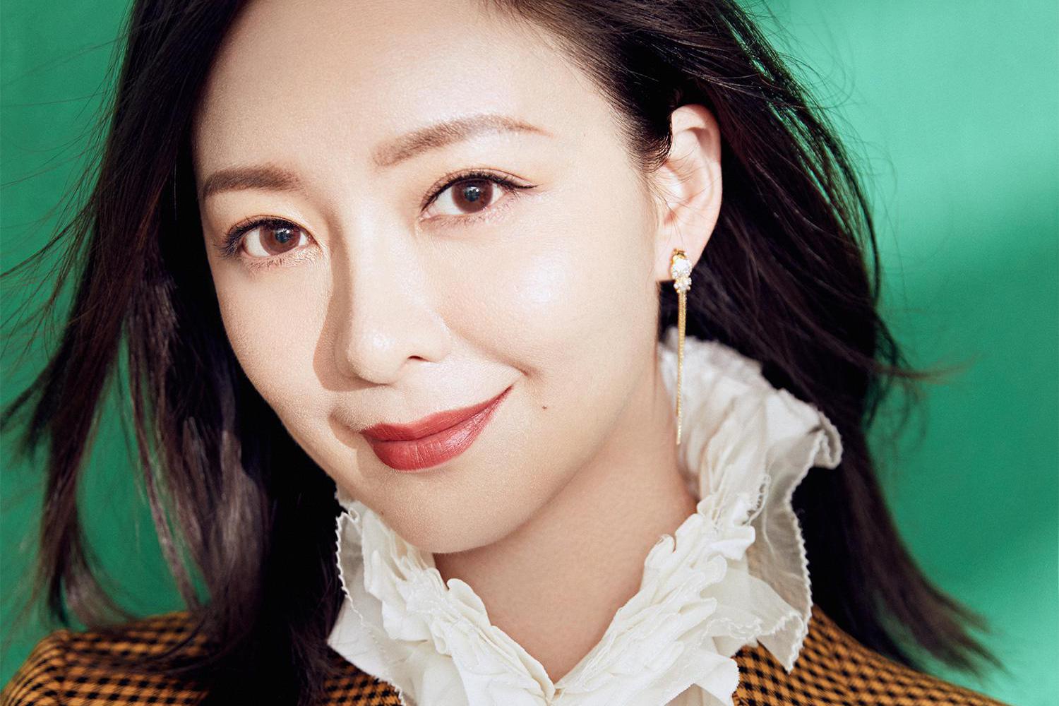 许榕真最新写真曝光 复古套装飒爽利落