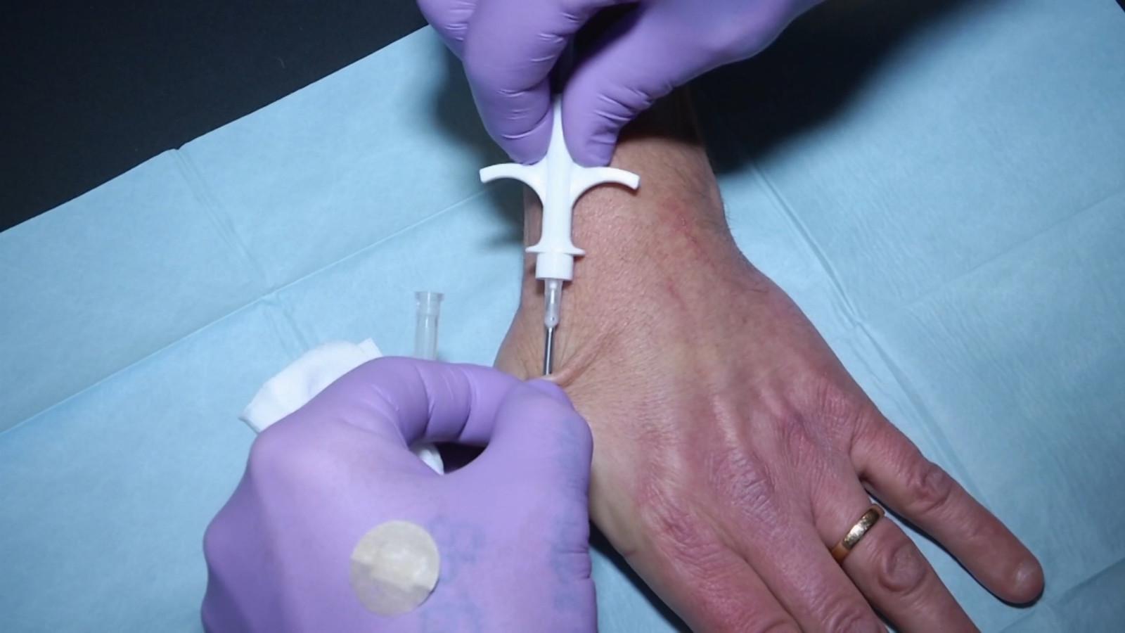 科幻片剧情上演! 瑞典人体植入芯片 付款检票开门锁全挥手搞定__财经