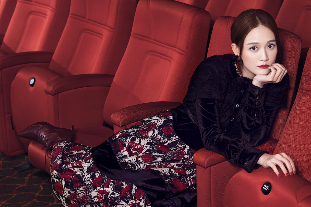 不敢相信陈乔恩已经40岁!穿一身红裙高雅美艳,身材曲线也太好了