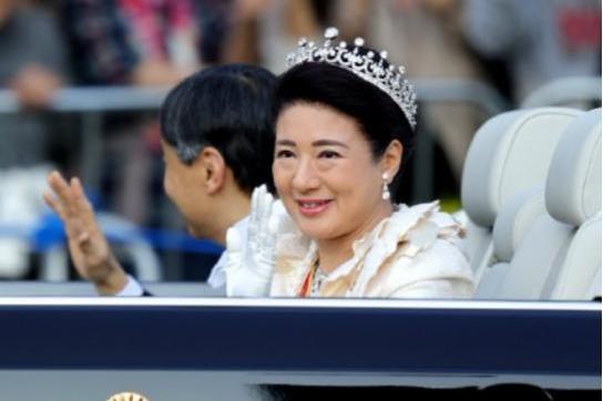 雅子皇后随德仁天皇继位，被皇室禁锢26年，虽美丽依旧却眼神无光|雅子|皇后|日本皇室_新浪新闻