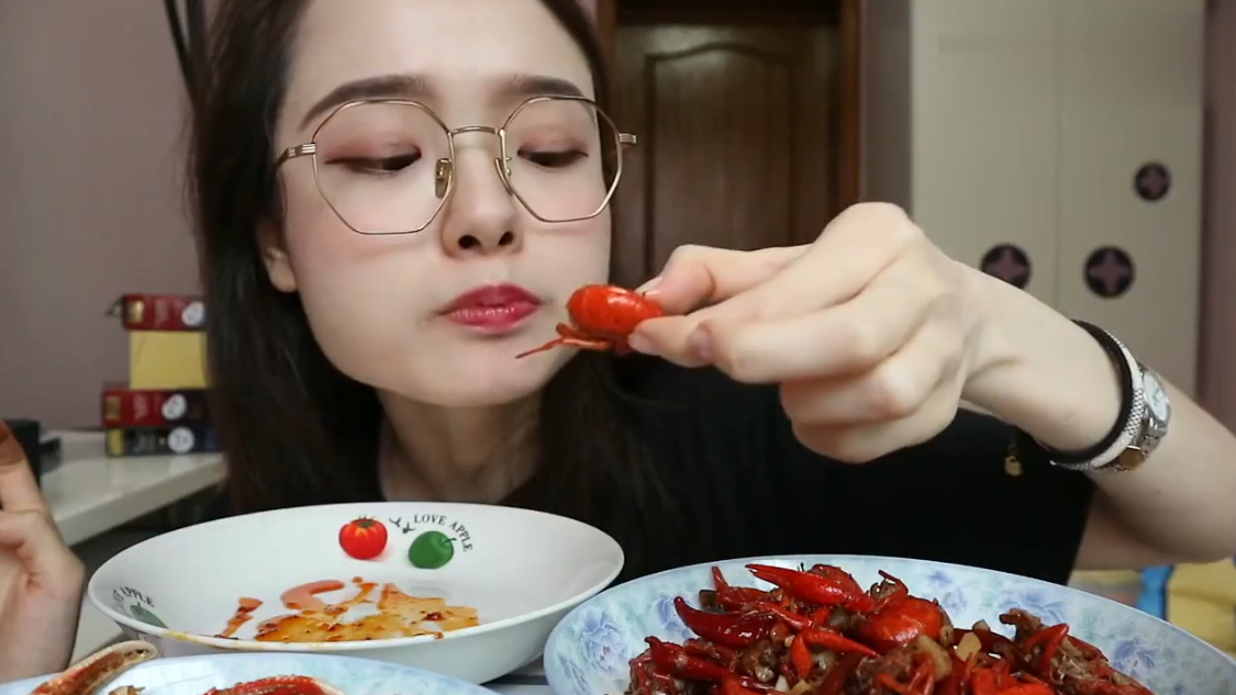 吃货哎哟阿尤吃麻辣小龙虾和蟹钳,香辣可口,这么吃看着真过瘾!