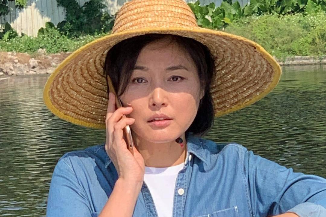 “男人婆”张延晒田园生活,回到娘家心情好,近50岁保养如初|张延|男人婆|田园_新浪新闻