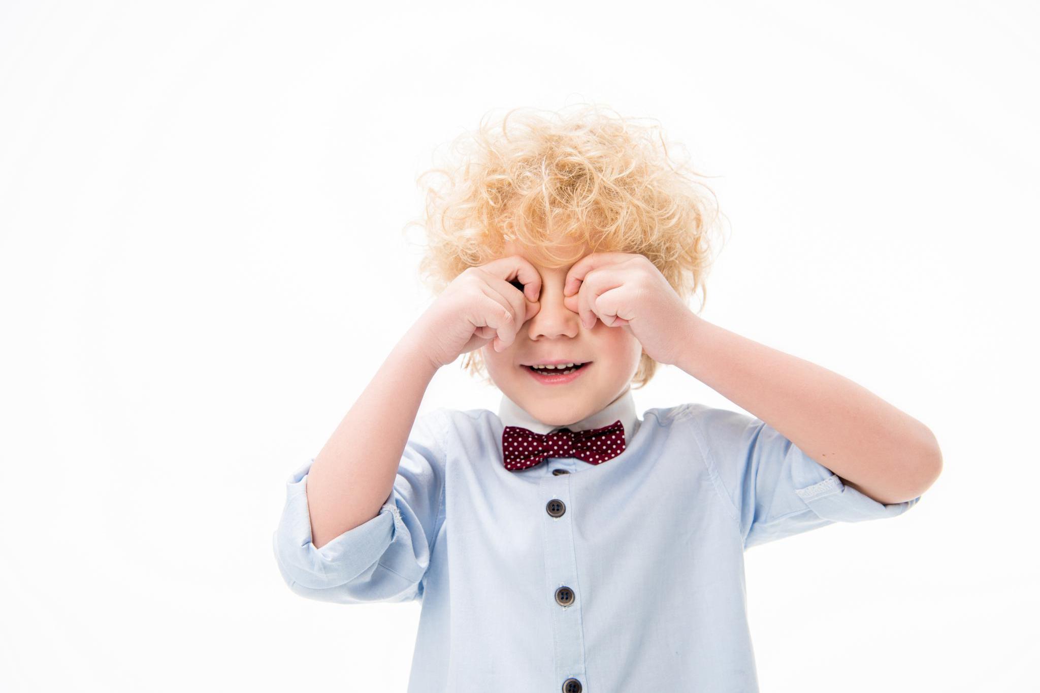 这群孩子8岁就必须戴美瞳来保护自己