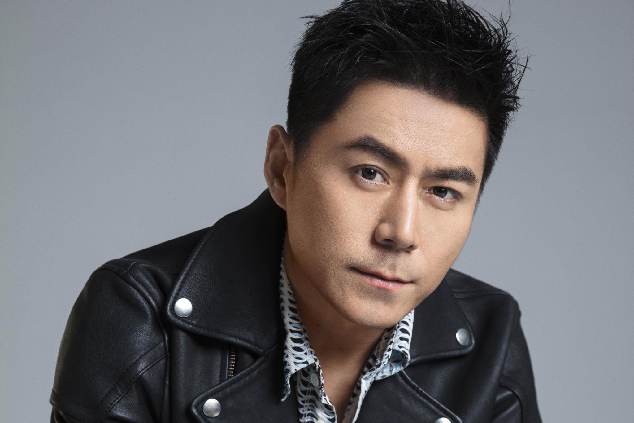 常铖最新机车服写真释出 温文尔雅秒变酷帅尽显双重魅力